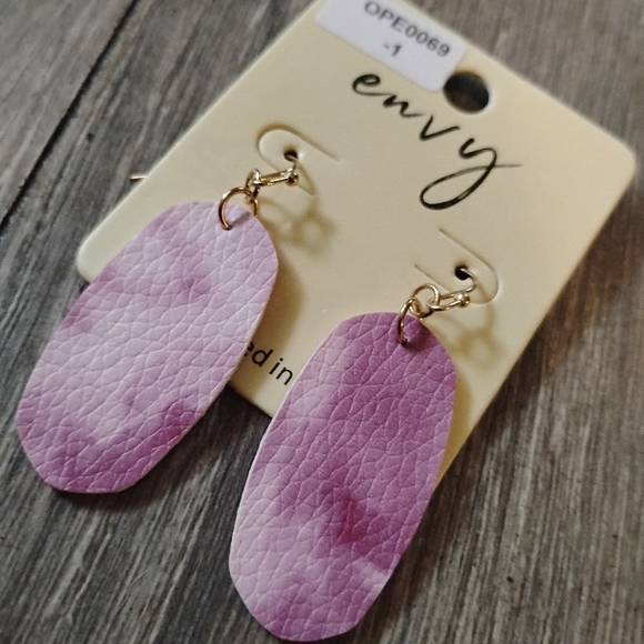 🆕 Tye Dye Leatherette Earrings - Picture 1 of 4